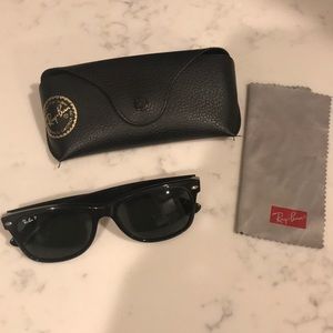 Wayfarer polarized Ray-Bans sunglasses